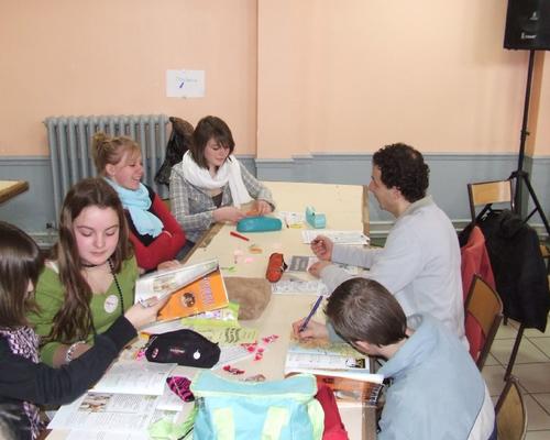 Mardi matin, les animateurs aménagent la salle et préparent les derniers détails