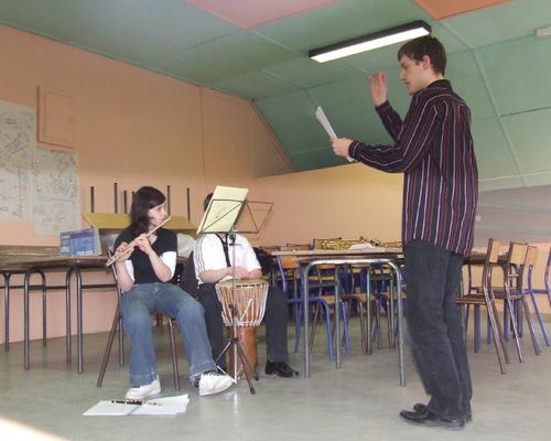 Mardi matin, les animateurs aménagent la salle et préparent les derniers détails