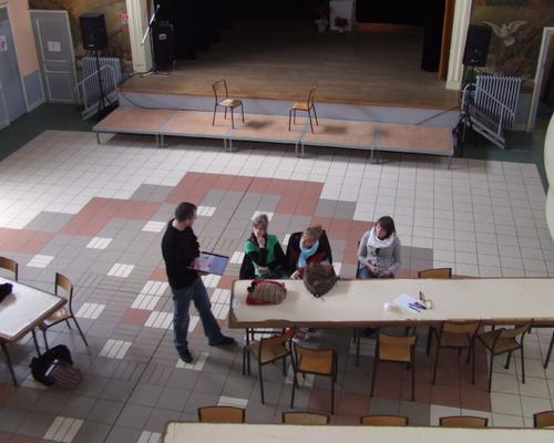 Mardi matin, les animateurs aménagent la salle et préparent les derniers détails