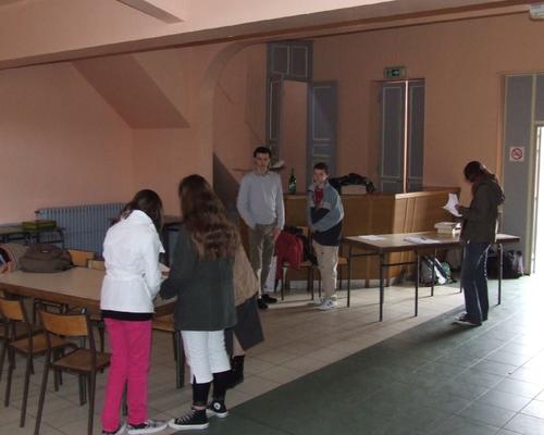 Mardi matin, les animateurs aménagent la salle et préparent les derniers détails