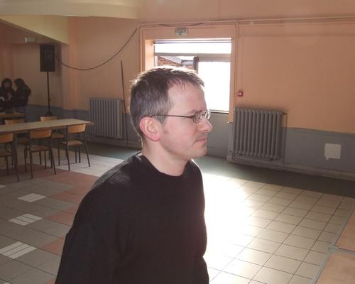 Mardi matin, les animateurs aménagent la salle et préparent les derniers détails