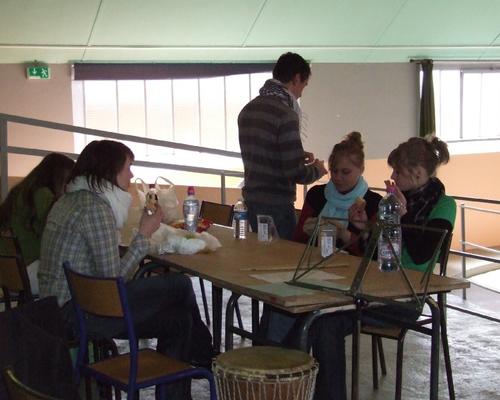 Mardi matin, les animateurs aménagent la salle et préparent les derniers détails
