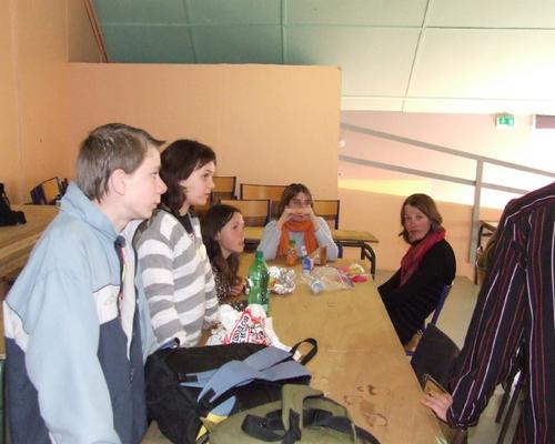 Mardi matin, les animateurs aménagent la salle et préparent les derniers détails