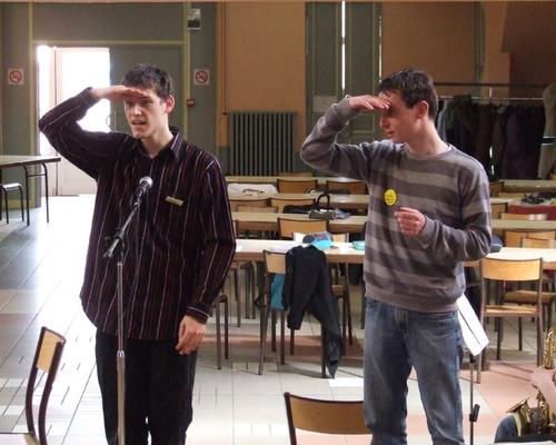 Mardi matin, les animateurs aménagent la salle et préparent les derniers détails
