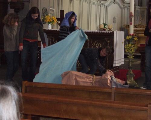 Mimes et skechs présentent la vie des saints découverts pendant la retraite
