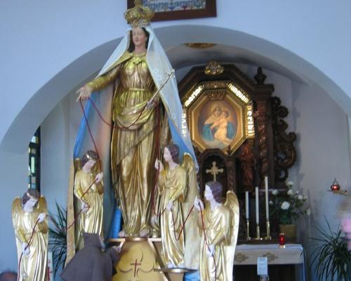 Notre Dame du St cordon et Notre Dame de Schoenstatt.leur présentation est différente mais qu'Elles sont belles!