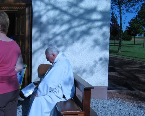Pendant l'installation dans la chapelle Mr l'Abbé est tout pensif.