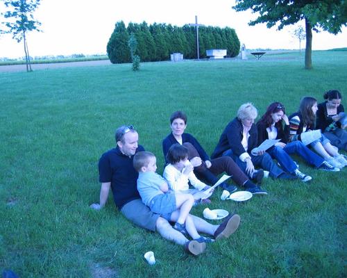 On est bien dans l'herbe,attention aux fourmis!