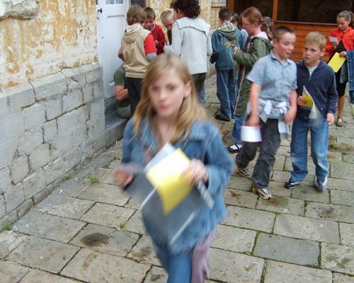 Les enfants reçoivent une question et vont enquêter auprès des adultes présents pour y répondre