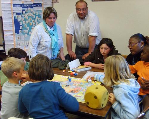 Agnès et Fernand invitent les enfants "A la découverte de Marie" grâce à un jeu de l'oie