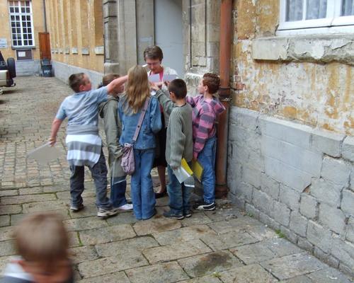 ...les parents participaient aussi à ce grand jeu mais il y a eu tellement de bonnes réponses qu'une maman aide aussi à distribuer les autocollants !