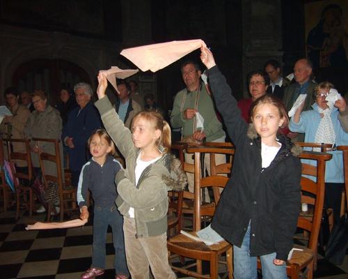 ... et les enfants ont exprimé leur joie à la fin de la messe en agitant leur mouchoir !