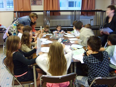 ... participer  à des ateliers à l'intérieur ...