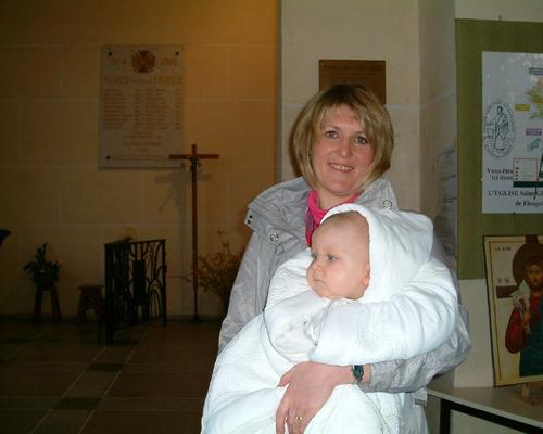 Une maman heureuse avec Tom Baptise