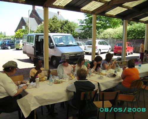 Les personnes du foyer Bethsaïde de Douai pique-niquent