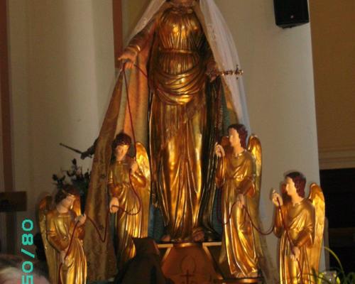 Dans l'église, devant la statue, l'atelier Notre-Dame du St Cordon