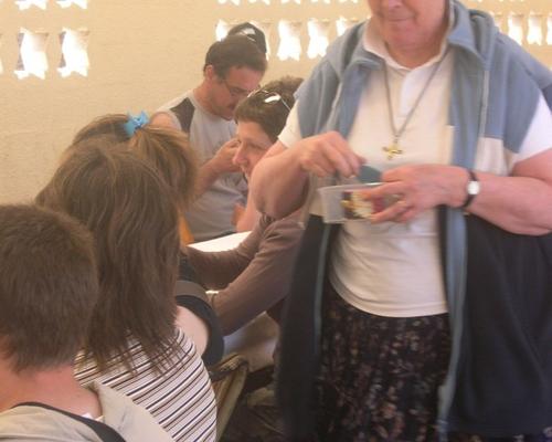 Soeur Myriam distribue les badges
