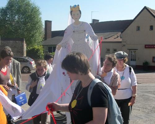 La procession arrive à l'église