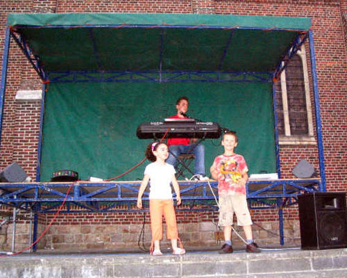 Bastien au clavier et les enfants