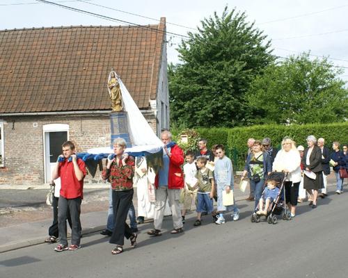procession dans les rues d village