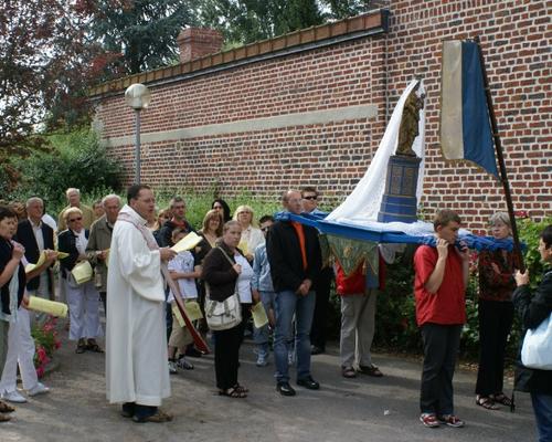 procession dans les rues du village