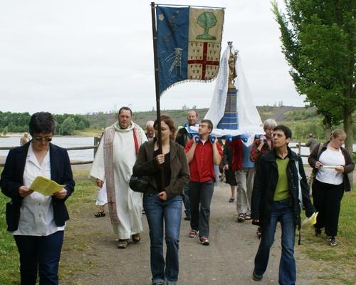 procession au bord du lac