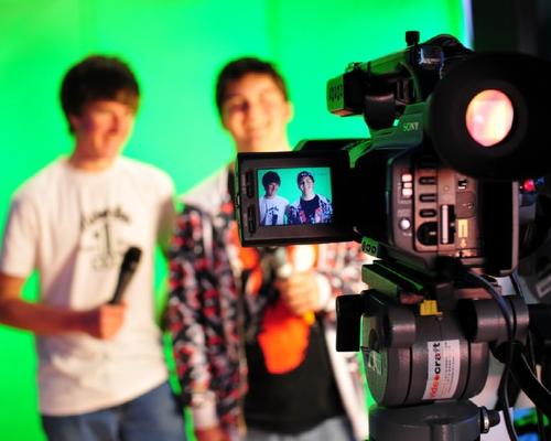 Des jeunes tournent un clip vidéo