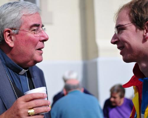 Monseigneur et Benoit, un volontaire du diocèse de