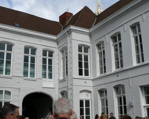 La cour de la maison Bertholin à l'ombre du clocher de la Basilique