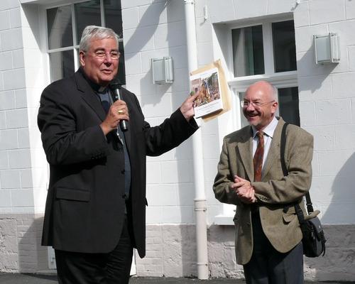 Le livre "Le saint Cordon de Valenciennes" remis par l'auteur à Mgr Garnier