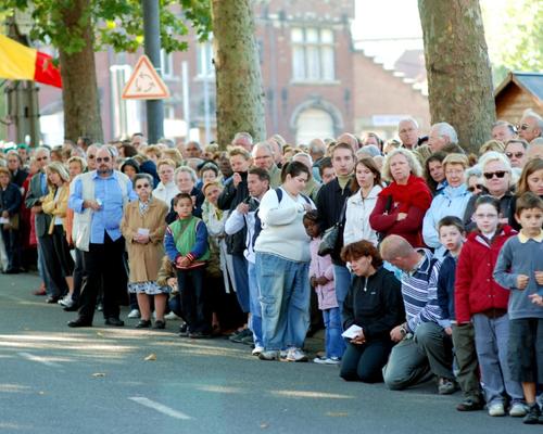 La foule attend le passage de la vierge