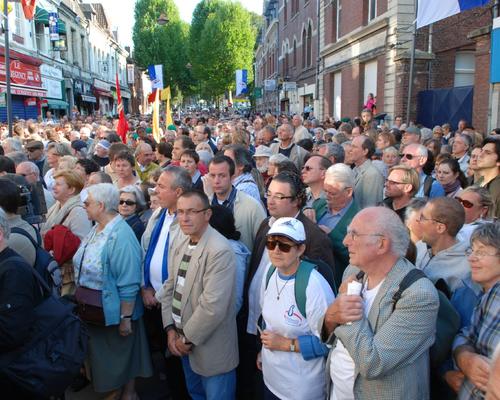La foule attend le passage de la viege