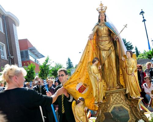 Maternité. Une personne touche le manteau