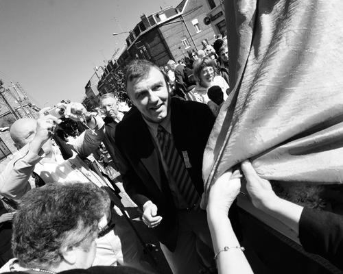 Des pélerins touchent le manteau