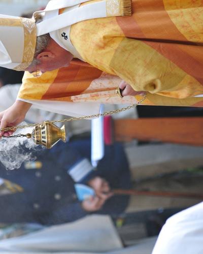 Encensoir devant le Saint Sacrement
