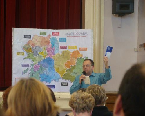Michel Masclet présente le livret des infos et formations proposées par les services du diocèse