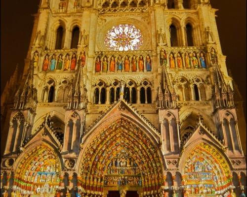 Une belle soirée devant la cathédrale qui a retrouvé ses couleurs d'antan