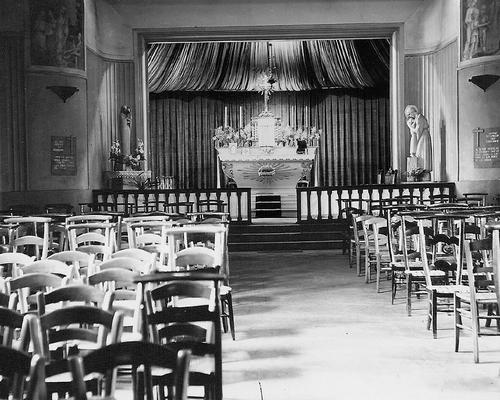 002 1944 Eglise provisoire salle STRHAU NB