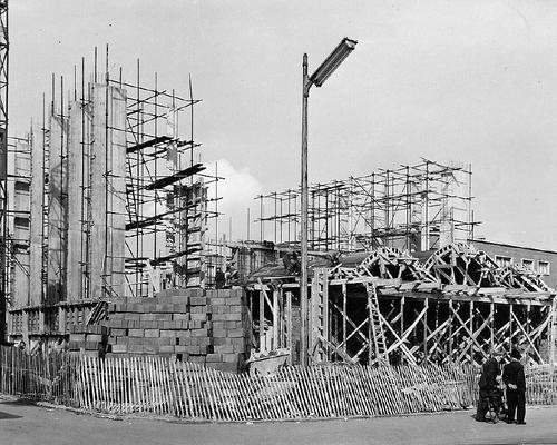 022 1956_05 On parle de la construction