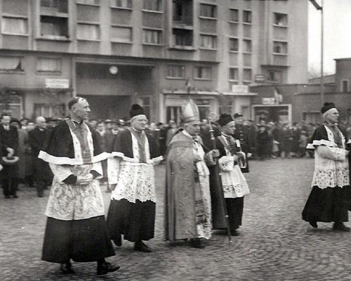047 1958_11_11 Place des Nations depart de la proc
