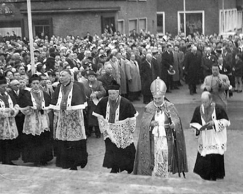 048 1958_11_11 Concecration par Mgr GUERRY NB