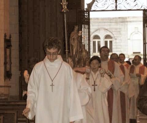 25 Entree dans la Basilique