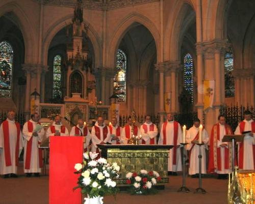 28 Pretres dans le choeur