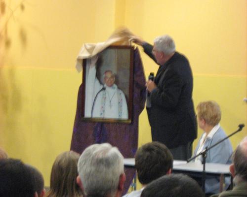 Monseigneur Jacques Delaporte, archevêque de Cambrai de 1980 à 1999 dont la grande salle porte le nom en hommage...