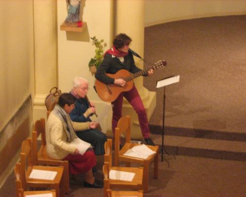 Claire à la guitare,Soeur Hélène à la flûte, Soeur Marie... assistant chef de Choeur ?!