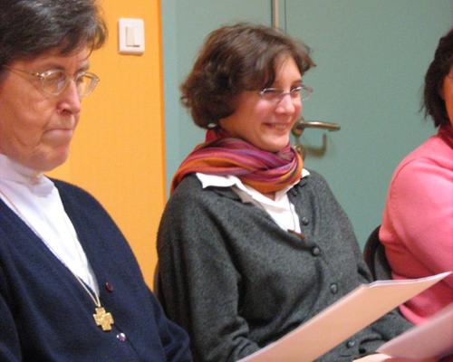Les Soeurs du Cénacle nous jouent un comte... l'hisoire d'un âne qui va voir l'enfant Jésus, qui lui sourira et le trouvera très beau !
