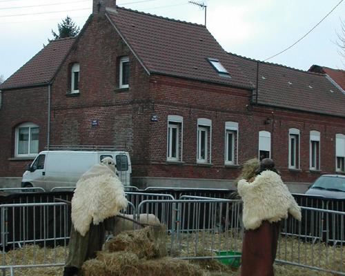 Des bergers gardent leur troupeau dans la campagne
081223 Crèche vivante à Caullery