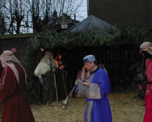 Les mages suivent l'étoile 2
081223 Crèche vivante à Caullery