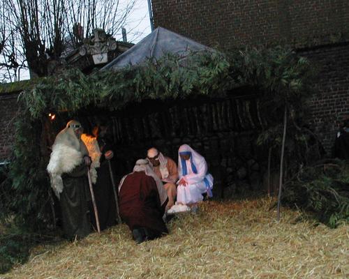 Les mages offrent leurs présents à l'enfant 1
081223 Crèche vivante à Caullery