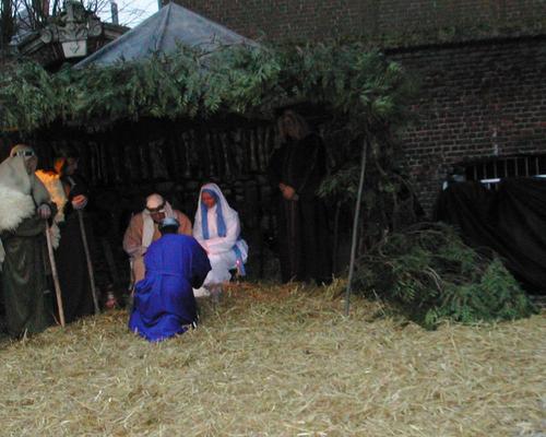 Les mages offrent leurs présents à l'enfant 2
081223 Crèche vivante à Caullery